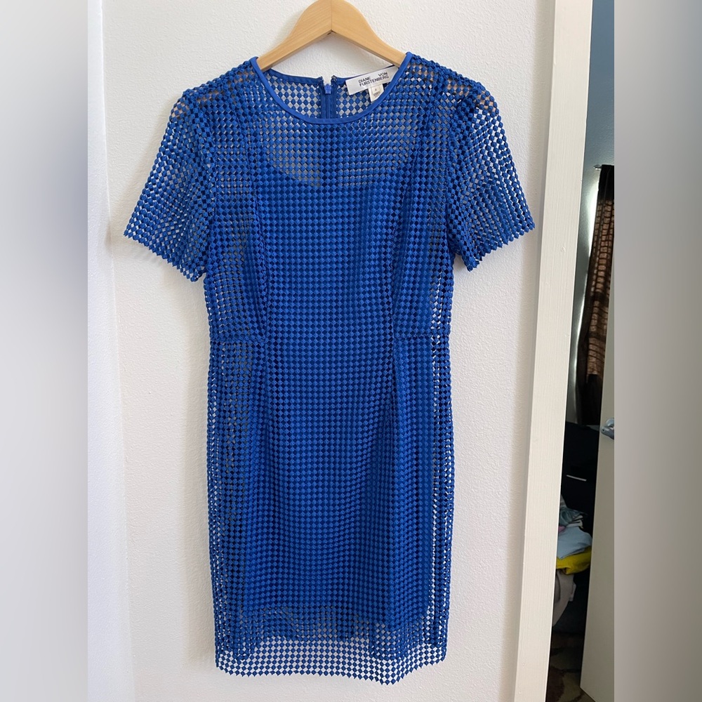 Diane von Furstenberg Short-Sleeve Chain Lace Mini Dress Size 4. Like new. - Picture 6 of 8